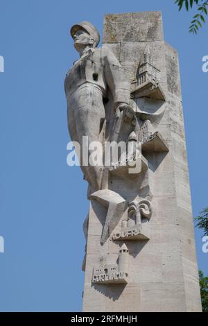 France, région hauts-de-France, département de la somme, Amiens, place René Goblet, statue de Philippe Leclerc de Hautecloque, maréchal de France, conçue par les sculpteurs français Jan et Joël Martel, et l'architecte Jean Bossu Banque D'Images