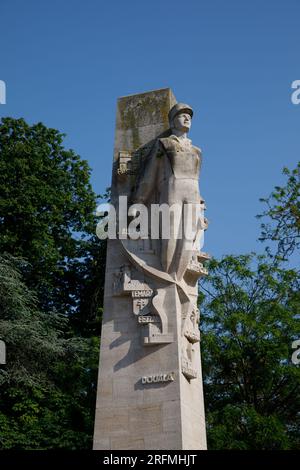 France, région hauts-de-France, département de la somme, Amiens, place René Goblet, statue de Philippe Leclerc de Hautecloque, maréchal de France, sculpteurs Jan et Joël Martel, architecte Jean Bossu Banque D'Images