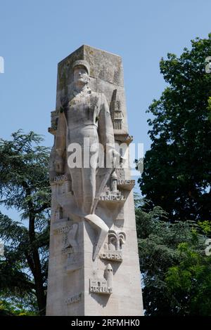 France, région hauts-de-France, département de la somme, Amiens, place René Goblet, statue de Philippe Leclerc de Hautecloque, maréchal de France, conçue par les sculpteurs français Jan et Joël Martel, et l'architecte Jean Bossu Banque D'Images