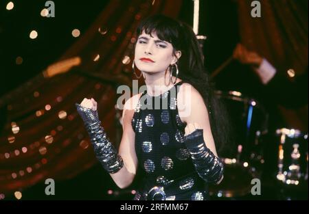 La chanteuse Lio sur le plateau de l'émission de télévision 'les trophées d'antenne 2', le 19 décembre 1986. Banque D'Images