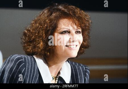 Claudia Cardinale invitée dans l'émission 'Grand public', présentée par Patrick Sabatier, le 27 février 1987. Banque D'Images