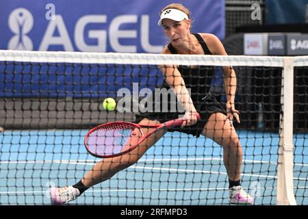 Prague, République tchèque. 04 août 2023. Tamara Korpatsch d'Allemagne retourne un ballon à Alize Cornet de France lors de leur match au tournoi de tennis WTA Prague Open 2023, quart de finale, le 4 août 2023, à Prague, République tchèque. Crédit : Michal Kamaryt/CTK photo/Alamy Live News Banque D'Images