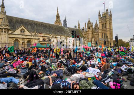 LONDRES - 22 avril 2023 : s'engager dans la destruction massive percutante de XR, des organes déposés devant le Parlement, exigeant la justice climatique. Banque D'Images