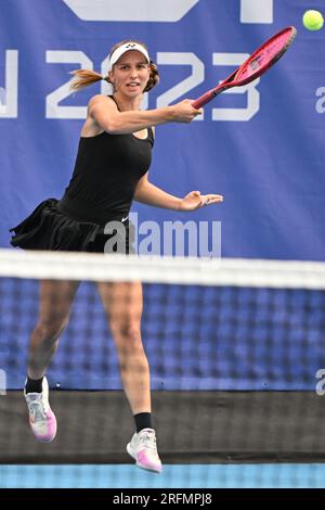 Prague, République tchèque. 04 août 2023. Tamara Korpatsch d'Allemagne retourne un ballon à Alize Cornet de France lors de leur match au tournoi de tennis WTA Prague Open 2023, quart de finale, le 4 août 2023, à Prague, République tchèque. Crédit : Michal Kamaryt/CTK photo/Alamy Live News Banque D'Images