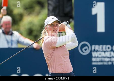 Irvine, Royaume-Uni. 04 août 2023. La deuxième journée du Trust Golf Women's Scottish Open Tournament au Dundonald Links Golf course, près d'Irvine, Ayrshire, Écosse, Royaume-Uni a vu les 145 compétiteurs jouer dans des conditions ensoleillées avec une brise modérée. Maja Stark fait la queue au premier. Crédit : Findlay/Alamy Live News Banque D'Images