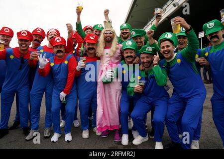 Racegoer Shaun Burke de Blanchardstown (au centre) sur son cerf Do pendant la cinquième journée du Galway races Summer Festival à l'hippodrome de Galway. Date de la photo : Vendredi 4 août 2023. Banque D'Images