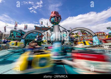 Herne, Allemagne. 04 août 2023. La balade 'Big Monster' aux kirmes de Cranger. L'événement, qui se déroule jusqu'au 13 août, est considéré comme l'une des plus grandes foires d'Allemagne. Environ 500 showmen et plusieurs millions de visiteurs sont attendus à nouveau. (Photographié avec exposition longue) crédit : Christoph Reichwein/dpa/Alamy Live News Banque D'Images