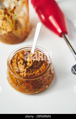 Sauce au pesto aux poivrons rouges rôtis : un mélange épicé de poivrons rôtis et de saveurs audacieuses pour toutes les saisons Banque D'Images
