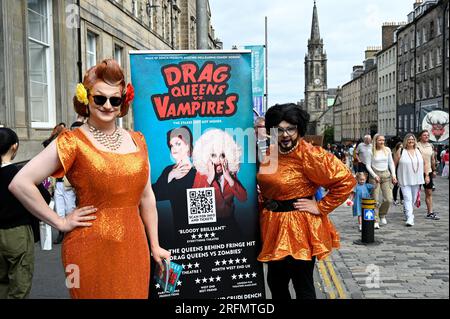 Édimbourg, Écosse, Royaume-Uni. 4 août 2023. Edinburgh Fringe : Royal Mile commence à être occupé avec des artistes faisant la promotion de leurs spectacles avant le début officiel de la Fringe demain. Drag Queens vs Vampires à Underbelly, Cowgate lieu 61. Crédit : Craig Brown/Alamy Live News Banque D'Images