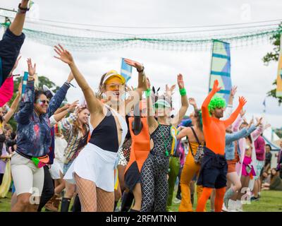 Wilderness Festival, Charlbury, Royaume-Uni. 4 août 2023. Les Revellers se sont habillés pour le festival de quatre jours qui célèbre l'art, la culture et la musique. Crédit : Andrew Walmsley/Alamy Live News Banque D'Images