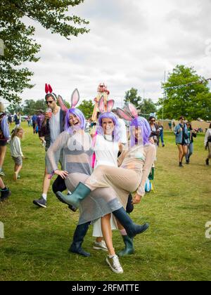 Wilderness Festival, Charlbury, Royaume-Uni. 4 août 2023. Les Revellers se sont habillés pour le festival de quatre jours qui célèbre l'art, la culture et la musique. Crédit : Andrew Walmsley/Alamy Live News Banque D'Images