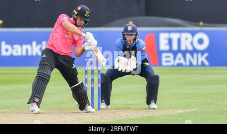 Hove UK 4th août 2023 - Tom Haines bat pour Sussex Sharks contre Durham regardé par le gardien Graham Clark lors du match de cricket Metro Bank One Day Cup au 1st Central County Ground à Hove : Credit Simon Dack / TPI / Alamy Live News Banque D'Images