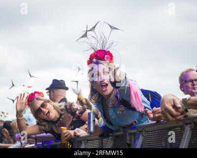 Wilderness Festival, Charlbury, Royaume-Uni. 4 août 2023. Les Revellers se sont habillés pour le festival de quatre jours qui célèbre l'art, la culture et la musique. Crédit : Andrew Walmsley/Alamy Live News Banque D'Images