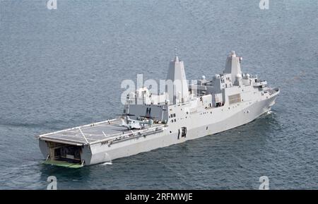Covenas, Colombie. 08 juillet 2023. Aux États-Unis Navire de transport amphibie de la classe San Antonio USS New York, lors de l'exercice UNITAS 2023 sur l'océan Atlantique, le 8 juillet 2023 au large de Covenas, en Colombie. Crédit : MCS William Bennett IV/US Navy photo/Alamy Live News Banque D'Images