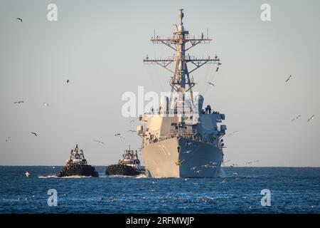 Port Hueneme, États-Unis. 24 octobre 2022. Aux États-Unis Le destroyer de missiles guidés de classe Arleigh Burke USS Decatur est assisté par des remorqueurs alors qu'il s'arrête dans le port du Naval surface Warfare Center, le 24 octobre 2022 à Port Hueneme, en Californie. Crédit : Eric Parsons/US Navy photo/Alamy Live News Banque D'Images