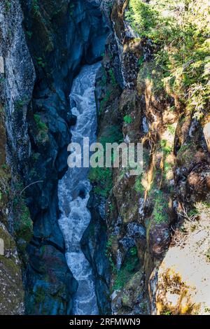 Une rivière sur le mont Rainier coule à travers une crevasse. Dans l'État de Washington. Banque D'Images