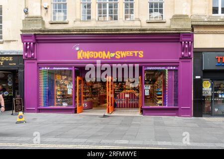 Boutique Kingdom of Sweets dans le centre-ville de Bath. Un détaillant de confiseries vendant un large assortiment de bonbons et de bonbons. Bath, Somerset, Angleterre, Royaume-Uni Banque D'Images