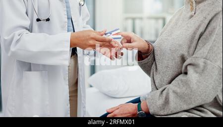 Soins de santé, mains et un médecin avec un patient et oxymètre pour vérifier l'oxygène dans le sang dans une consultation. Hôpital, aide et un travailleur médical avec Banque D'Images