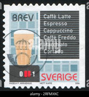 SUÈDE - CIRCA 2006 : timbre imprimé par la Suède, montre verre de cappucino, circa 2006 Banque D'Images