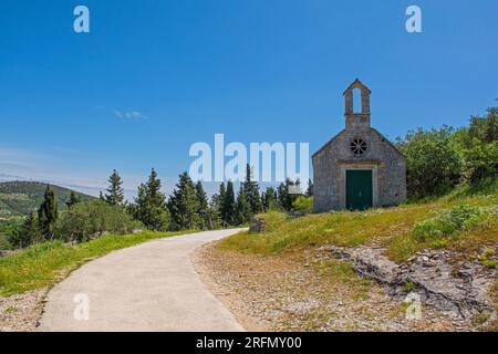 L'église de Saint Jacob et Saint Philippe en dehors de la ville de Nerezisca sur l'île de Brac, Croatie. Appelé Crkva SV Jakov i Filip en croate Banque D'Images