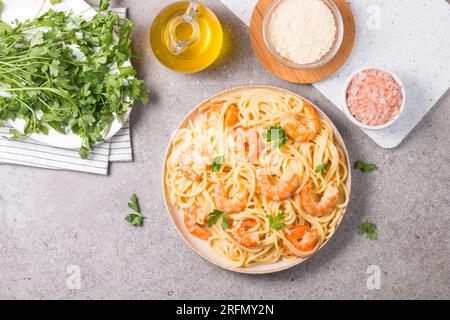 Pâtes italiennes fettuccine ou spaghetti dans une sauce crémeuse au fromage avec crevettes ou crevettes sur une assiette Banque D'Images