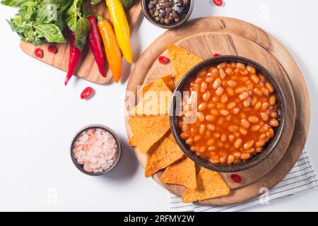 Haricots Chili sur fond de table en bois. Haricots rouges et nourriture mexicaine végétale. Banque D'Images