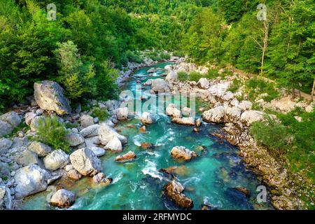 Rivière Soca turquoise cristalline en Slovénie près de Kobarid et Bovec célèbre pour les activités sportives rafting kayak Banque D'Images