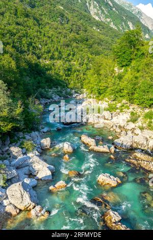 Rivière Soca turquoise cristalline en Slovénie près de Kobarid et Bovec célèbre pour les activités sportives rafting kayak Banque D'Images