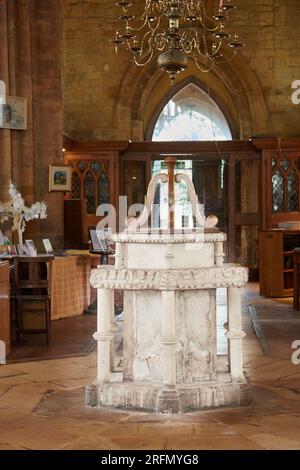 Fonts de baptême dans l'église chrétienne Holy Trinity, Rothwell, Angleterre, datant du XIIe siècle de notre ère. Banque D'Images