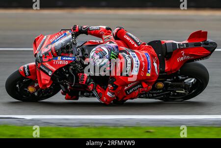 Enea Bastianini de Ducati Lenovo lors des essais libres deux avant le Grand Prix de Grande-Bretagne Monster Energy 2023 à Silverstone, Towcester. Date de la photo : Vendredi 4 août 2023. Banque D'Images