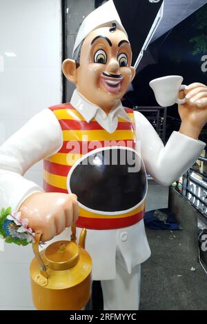 Mannequin habillé traditionnellement avec thé et bouilloire devant la maison de café indienne, célèbre boisson chaude de l'inde Banque D'Images