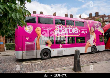 Barbie bus à impériale garé à Hampstead Londres Royaume-Uni, pour promouvoir le nouveau film Barbie août 2023 Banque D'Images