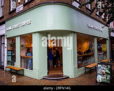 Blank Street Coffee - Blank Street Coffee Shop au 44 Charlotte St. Fitzrovia, Londres. Blank Street Coffee est une chaîne de café américaine fondée en 2020. Banque D'Images