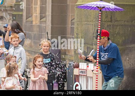 Royal Mile, High Street, Écosse, Royaume-Uni. 4 août 2023.Edinburgh Fringe 2023 commence dans le centre-ville avec divers emplacements autour de la ville pour les artistes de rue pour divertir le public.photo : #PMM102 divertit les enfants avec une machine à bulles dans les alcôves. Crédit : Awhite/alamy Live News. Banque D'Images