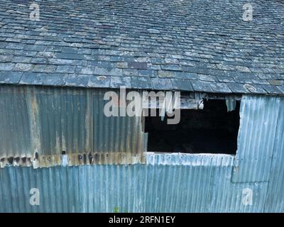 Une vieille grange à Aston on Clun dans le Shropshire avec ce que j'ai pourtant été un toit très intéressant. Banque D'Images