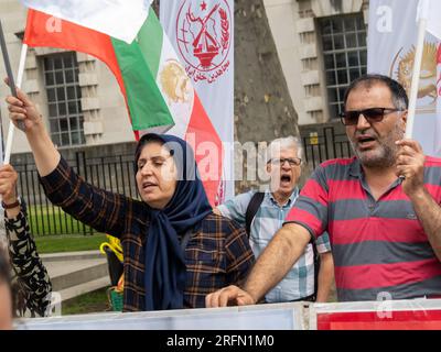 Londres, Royaume-Uni. 4 août 2023. L'Organisation des moudjahidin du peuple iranien proteste face à Downing Street pour demander la fin du régime islamique iranien, la libération des prisonniers politiques en Iran et pour que le gouvernement britannique inscrive le corps des Gardiens de la révolution islamique comme groupe terroriste et ferme l'ambassade iranienne. Peter Marshall/Alamy Live News Banque D'Images