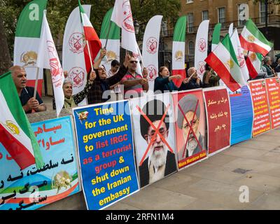 Londres, Royaume-Uni. 4 août 2023. L'Organisation des moudjahidin du peuple iranien proteste face à Downing Street pour demander la fin du régime islamique iranien, la libération des prisonniers politiques en Iran et pour que le gouvernement britannique inscrive le corps des Gardiens de la révolution islamique comme groupe terroriste et ferme l'ambassade iranienne. Peter Marshall/Alamy Live News Banque D'Images