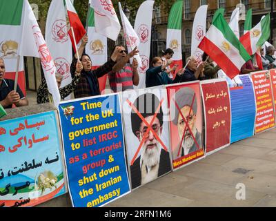 Londres, Royaume-Uni. 4 août 2023. L'Organisation des moudjahidin du peuple iranien proteste face à Downing Street pour demander la fin du régime islamique iranien, la libération des prisonniers politiques en Iran et pour que le gouvernement britannique inscrive le corps des Gardiens de la révolution islamique comme groupe terroriste et ferme l'ambassade iranienne. Peter Marshall/Alamy Live News Banque D'Images