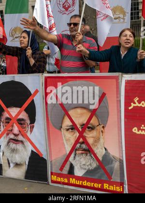 Londres, Royaume-Uni. 4 août 2023. L'Organisation des moudjahidin du peuple iranien proteste face à Downing Street pour demander la fin du régime islamique iranien, la libération des prisonniers politiques en Iran et pour que le gouvernement britannique inscrive le corps des Gardiens de la révolution islamique comme groupe terroriste et ferme l'ambassade iranienne. Peter Marshall/Alamy Live News Banque D'Images