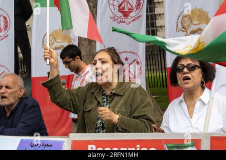 Londres, Royaume-Uni. 4 août 2023. L'Organisation des moudjahidin du peuple iranien proteste face à Downing Street pour demander la fin du régime islamique iranien, la libération des prisonniers politiques en Iran et pour que le gouvernement britannique inscrive le corps des Gardiens de la révolution islamique comme groupe terroriste et ferme l'ambassade iranienne. Peter Marshall/Alamy Live News Banque D'Images