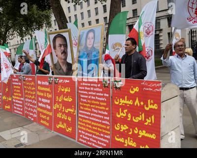 Londres, Royaume-Uni. 4 août 2023. L'Organisation des moudjahidin du peuple iranien proteste face à Downing Street pour demander la fin du régime islamique iranien, la libération des prisonniers politiques en Iran et pour que le gouvernement britannique inscrive le corps des Gardiens de la révolution islamique comme groupe terroriste et ferme l'ambassade iranienne. Peter Marshall/Alamy Live News Banque D'Images