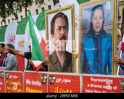 Londres, Royaume-Uni. 4 août 2023. L'Organisation des moudjahidin du peuple iranien proteste face à Downing Street pour demander la fin du régime islamique iranien, la libération des prisonniers politiques en Iran et pour que le gouvernement britannique inscrive le corps des Gardiens de la révolution islamique comme groupe terroriste et ferme l'ambassade iranienne. Peter Marshall/Alamy Live News Banque D'Images