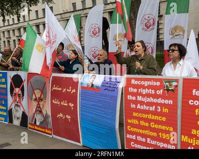 Londres, Royaume-Uni. 4 août 2023. L'Organisation des moudjahidin du peuple iranien proteste face à Downing Street pour demander la fin du régime islamique iranien, la libération des prisonniers politiques en Iran et pour que le gouvernement britannique inscrive le corps des Gardiens de la révolution islamique comme groupe terroriste et ferme l'ambassade iranienne. Peter Marshall/Alamy Live News Banque D'Images