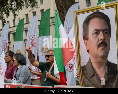 Londres, Royaume-Uni. 4 août 2023. L'Organisation des moudjahidin du peuple iranien proteste face à Downing Street pour demander la fin du régime islamique iranien, la libération des prisonniers politiques en Iran et pour que le gouvernement britannique inscrive le corps des Gardiens de la révolution islamique comme groupe terroriste et ferme l'ambassade iranienne. Peter Marshall/Alamy Live News Banque D'Images