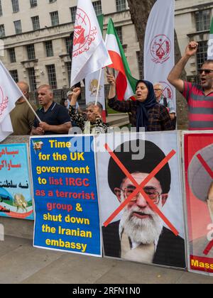 Londres, Royaume-Uni. 4 août 2023. L'Organisation des moudjahidin du peuple iranien proteste face à Downing Street pour demander la fin du régime islamique iranien, la libération des prisonniers politiques en Iran et pour que le gouvernement britannique inscrive le corps des Gardiens de la révolution islamique comme groupe terroriste et ferme l'ambassade iranienne. Peter Marshall/Alamy Live News Banque D'Images