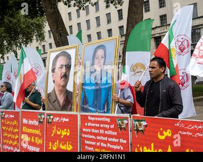 Londres, Royaume-Uni. 4 août 2023. L'Organisation des moudjahidin du peuple iranien proteste face à Downing Street pour demander la fin du régime islamique iranien, la libération des prisonniers politiques en Iran et pour que le gouvernement britannique inscrive le corps des Gardiens de la révolution islamique comme groupe terroriste et ferme l'ambassade iranienne. Peter Marshall/Alamy Live News Banque D'Images