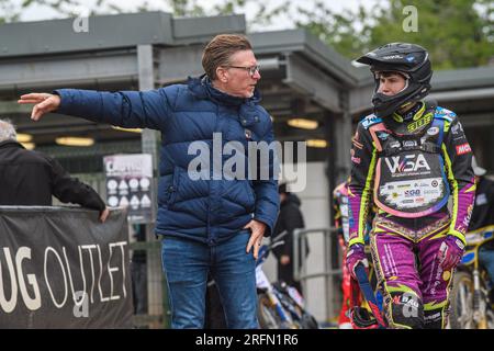 Jason Crump (à gauche), trois fois champion du monde de Speedway, montre la ligne pour prendre la piste vers Celina Liebmann lors de la FIM Women's Speedway Academy au National Speedway Stadium, Manchester, le vendredi 4 août 2023. (Photo : Ian Charles | MI News) crédit : MI News & Sport / Alamy Live News Banque D'Images