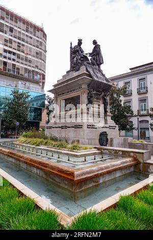 Grenade, Espagne - 23 février 2022 : Monument aux Ferdinand et Isabel sur la Plaza Isabel la Catolica à Grenade, Espagne. Banque D'Images