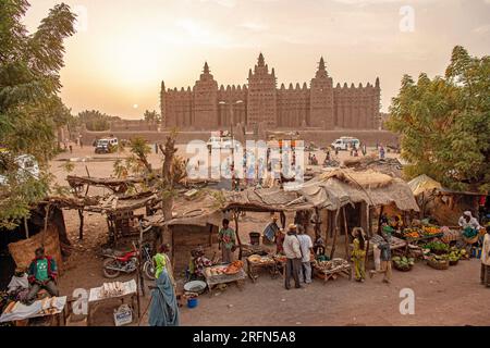 Marché de Djenne, Mali, Afrique de l'Ouest. Grande Mosquée de Djenne en arrière-plan . Banque D'Images