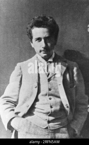 Albert Einstein (1879-1955) en 1898. Bien que célèbre pour ses articles sur la relativité restreinte et générale, il a remporté le prix Nobel de physique en 1921 pour ses travaux sur l'effet photoélectrique. Banque D'Images